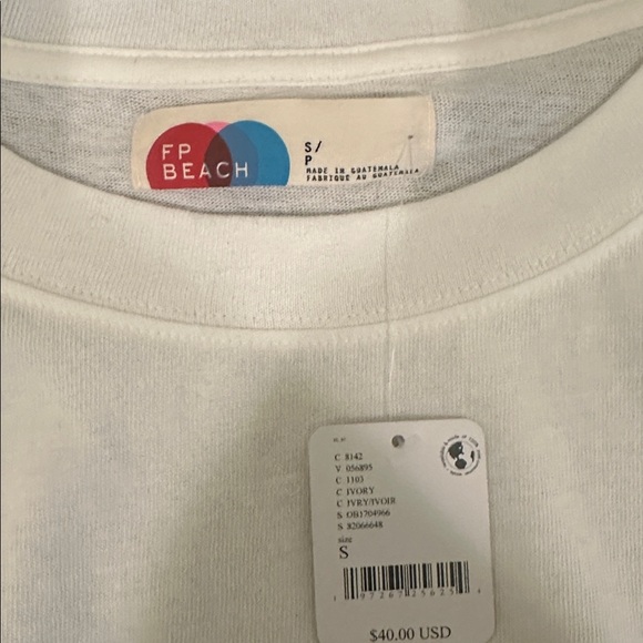 White/Ivory Free people Top with pockets! This t shirt is about mid thigh! - Picture 5 of 7